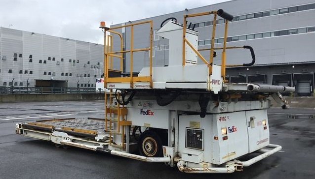 Lower Deck Loader FMC Commander 15 Wide - Konténer/ Rakodólap rakodógép: 2 kép. Lower Deck Loader FMC Commander 15 Wide - Konténer/ Rakodólap rakodógép: 2 kép.