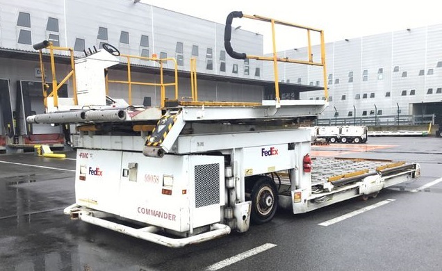 Lower Deck Loader FMC Commander 15 Wide - Konténer/ Rakodólap rakodógép: 1 kép. Lower Deck Loader FMC Commander 15 Wide - Konténer/ Rakodólap rakodógép: 1 kép.
