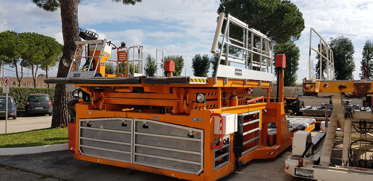 Main Deck Loader Aviogei 20 tons 2PU2000 - Konténer/ Rakodólap rakodógép: 1 kép. Main Deck Loader Aviogei 20 tons 2PU2000 - Konténer/ Rakodólap rakodógép: 1 kép.