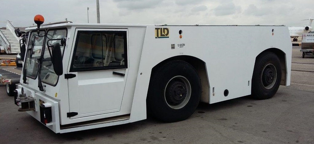 Pushback Tractor TLD TMX400-26 - Repülőgép vontató: 2 kép. Pushback Tractor TLD TMX400-26 - Repülőgép vontató: 2 kép.