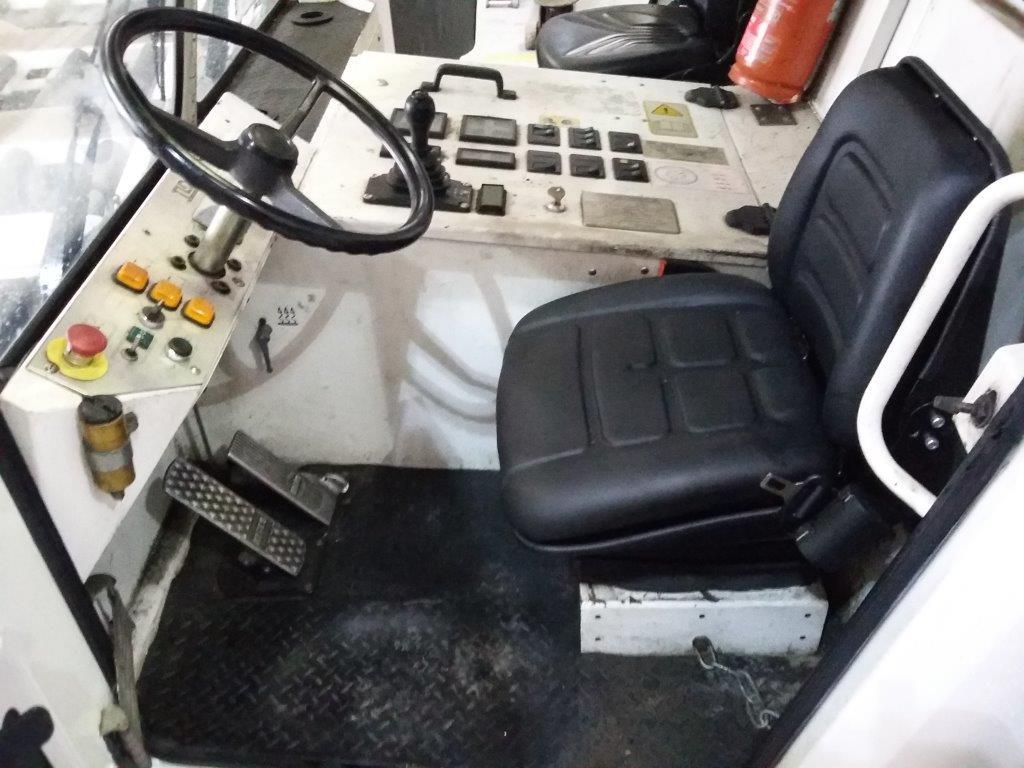 Pushback Tractor TLD TMX400-30 - Repülőgép vontató: 4 kép. Pushback Tractor TLD TMX400-30 - Repülőgép vontató: 4 kép.