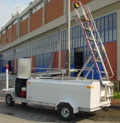 Water Trailer DENGE TW-1200 - Repülőtéri jármű: 2 kép. Water Trailer DENGE TW-1200 - Repülőtéri jármű: 2 kép.