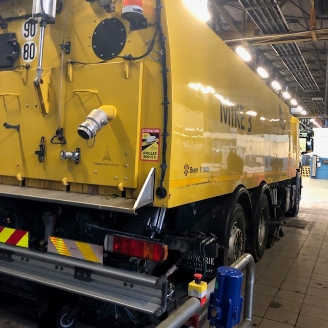 Runway Sweeper Johnston-Beam Scania P400 Model Beam S14000 - Utcaseprő gép: 2 kép. Runway Sweeper Johnston-Beam Scania P400 Model Beam S14000 - Utcaseprő gép: 2 kép.