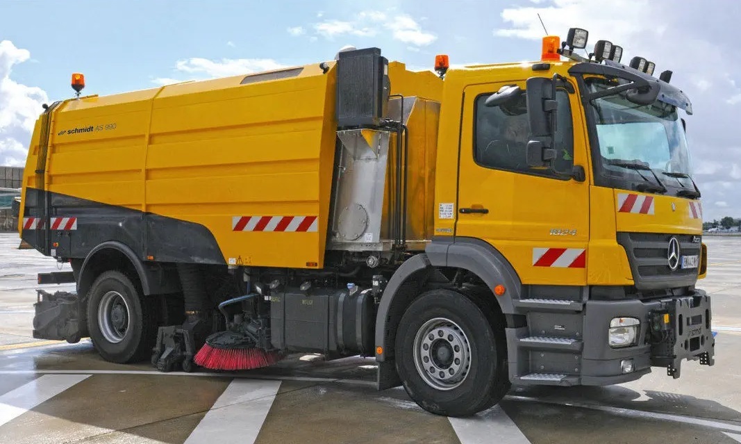 Runway Sweeper Schmidt AS990 - Utcaseprő gép: 3 kép. Runway Sweeper Schmidt AS990 - Utcaseprő gép: 3 kép.