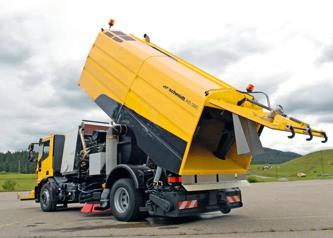 Runway Sweeper Schmidt AS990 - Utcaseprő gép: 4 kép. Runway Sweeper Schmidt AS990 - Utcaseprő gép: 4 kép.
