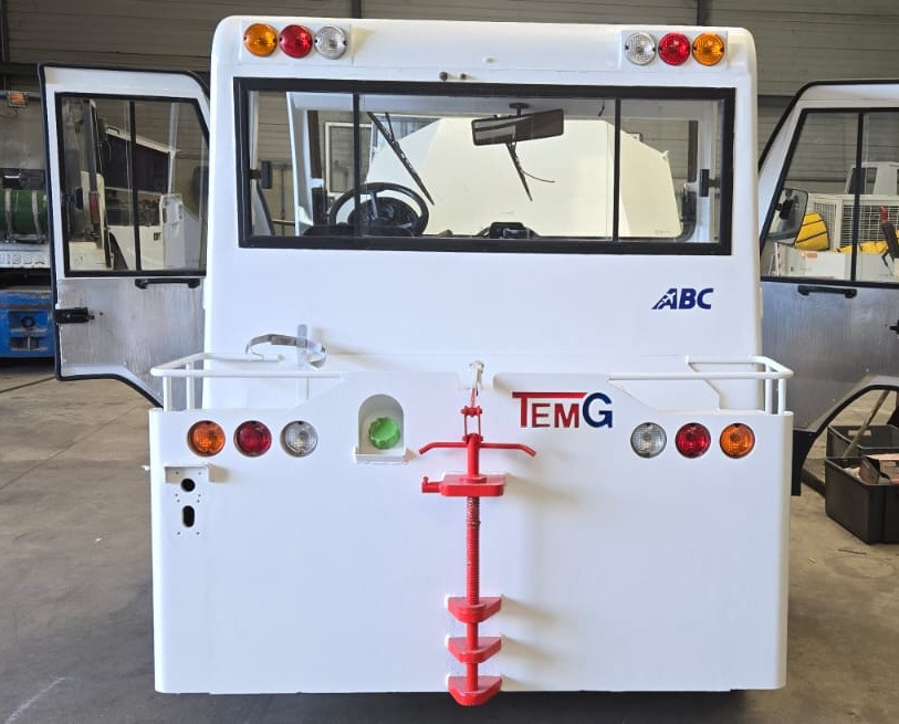 TEMG TRACTOR/DIESEL TG5006 - Poggyász vontató: 3 kép. TEMG TRACTOR/DIESEL TG5006 - Poggyász vontató: 3 kép.