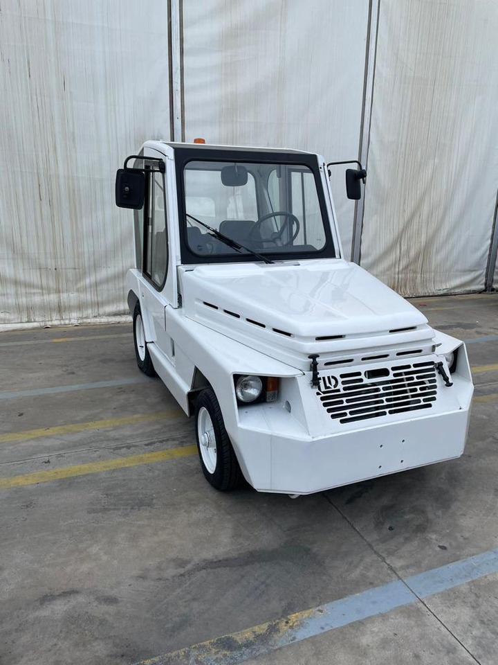TLD TMX30 - Repülőgép vontató: 3 kép. TLD TMX30 - Repülőgép vontató: 3 kép.