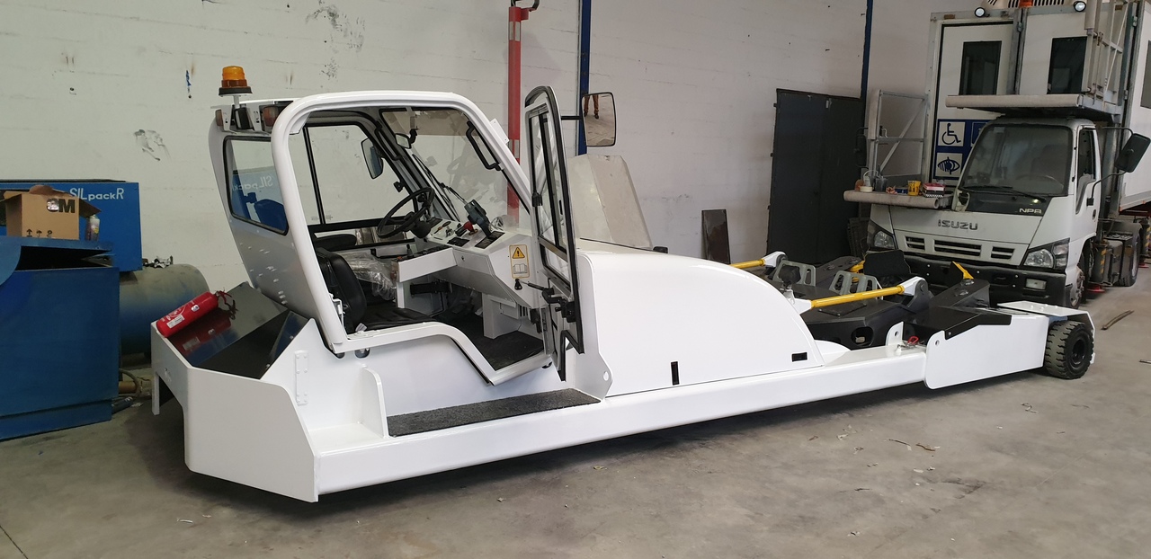 TLD Towbarless Pushback TPX 100 E - Repülőgép vontató: 1 kép. TLD Towbarless Pushback TPX 100 E - Repülőgép vontató: 1 kép.