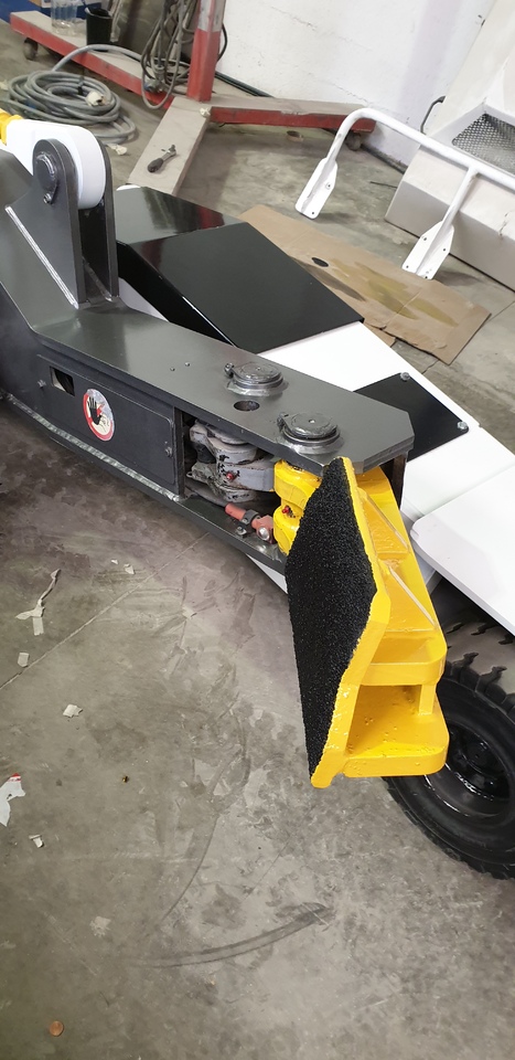 TLD Towbarless Pushback TPX 100 E - Repülőgép vontató: 3 kép. TLD Towbarless Pushback TPX 100 E - Repülőgép vontató: 3 kép.