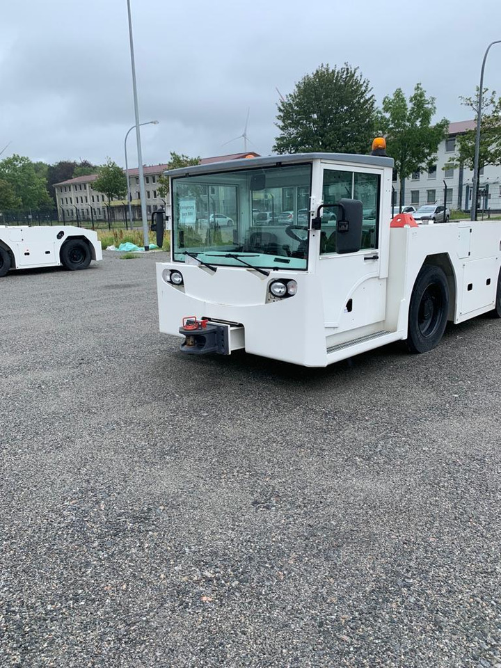 Trepel Challenger 150 - Repülőgép vontató: 1 kép. Trepel Challenger 150 - Repülőgép vontató: 1 kép.