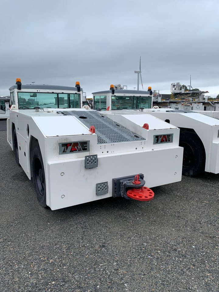 Trepel Challenger 150 - Repülőgép vontató: 4 kép. Trepel Challenger 150 - Repülőgép vontató: 4 kép.