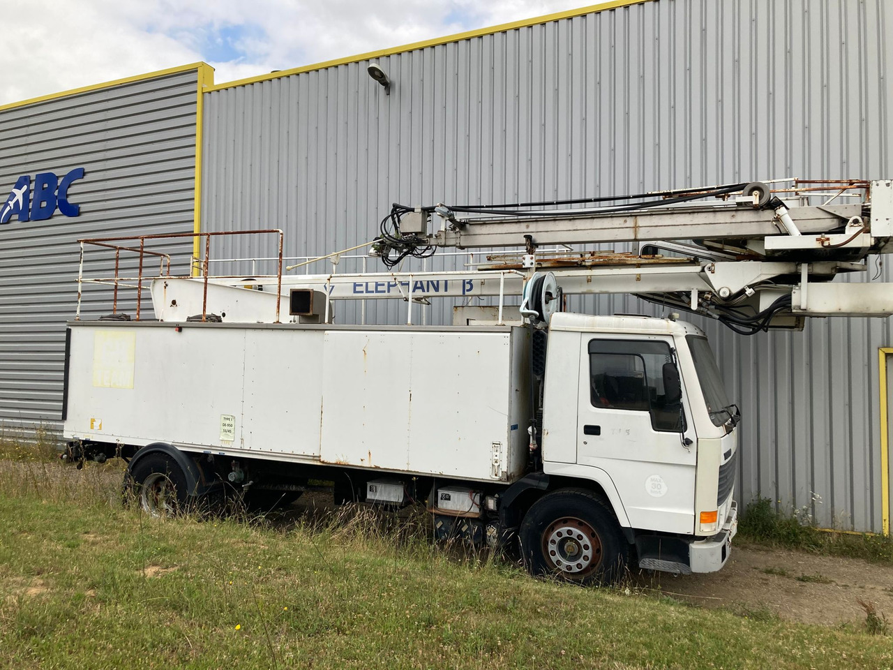Vestergaard Deicer Elephant Beta on Volvo Chassis - Repülőgép jégtelenítő: 1 kép. Vestergaard Deicer Elephant Beta on Volvo Chassis - Repülőgép jégtelenítő: 1 kép.