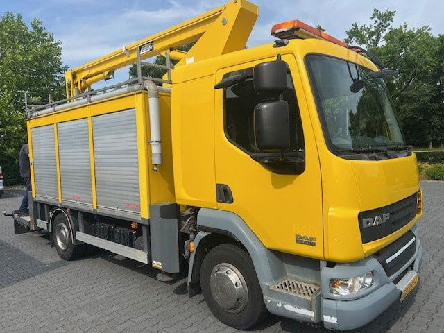 DAF LF 220 FA45.220 LF Custers T265-12.5 - Emelőkosaras teherautó: 2 kép. DAF LF 220 FA45.220 LF Custers T265-12.5 - Emelőkosaras teherautó: 2 kép.
