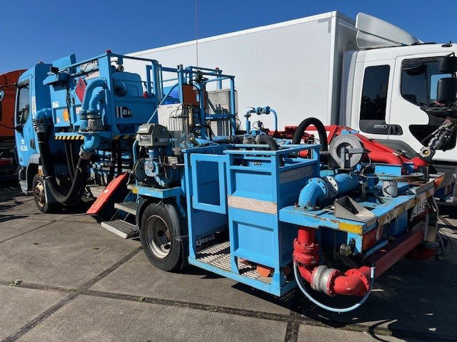 DAF LF 45 FA45.130 LF - Tartályos teherautó: 4 kép. DAF LF 45 FA45.130 LF - Tartályos teherautó: 4 kép.