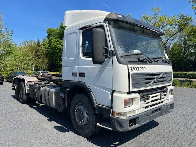 Volvo FM 12.420 FM12.420 6x2 - Cserefelépítményes teherautó: 2 kép. Volvo FM 12.420 FM12.420 6x2 - Cserefelépítményes teherautó: 2 kép.