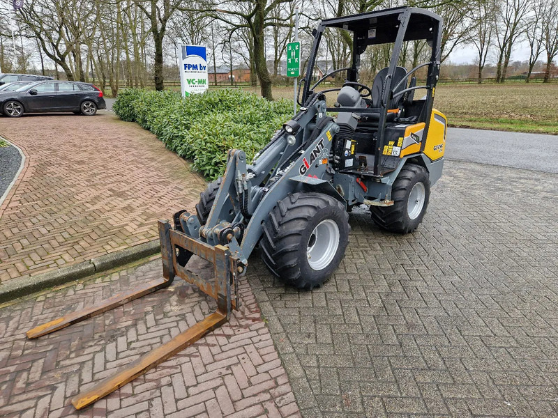 Giant G2700 HD X-tra - Gumikerekes homlokrakodó: 2 kép. Giant G2700 HD X-tra - Gumikerekes homlokrakodó: 2 kép.