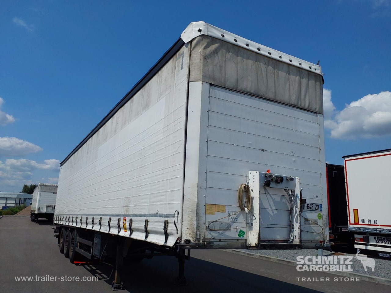 SCHMITZ Curtainsider Mega Taillift - Ponyvás félpótkocsi: 1 kép. SCHMITZ Curtainsider Mega Taillift - Ponyvás félpótkocsi: 1 kép.