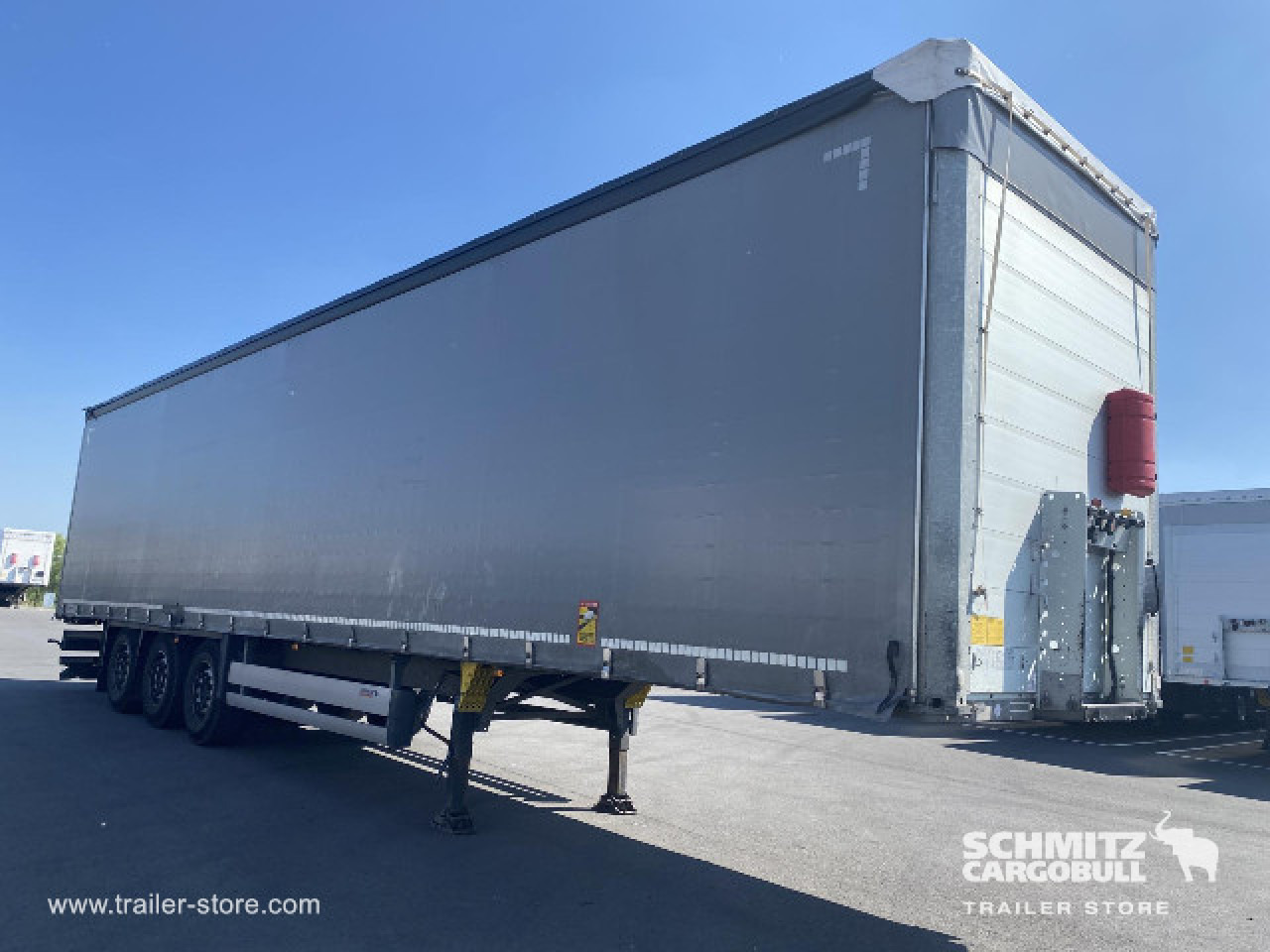 SCHMITZ Curtainsider Standard - Ponyvás félpótkocsi: 1 kép. SCHMITZ Curtainsider Standard - Ponyvás félpótkocsi: 1 kép.