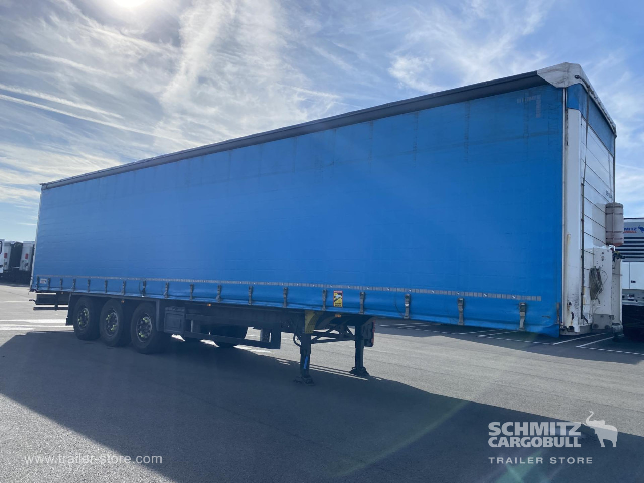 SCHMITZ Curtainsider Standard - Ponyvás félpótkocsi: 1 kép. SCHMITZ Curtainsider Standard - Ponyvás félpótkocsi: 1 kép.