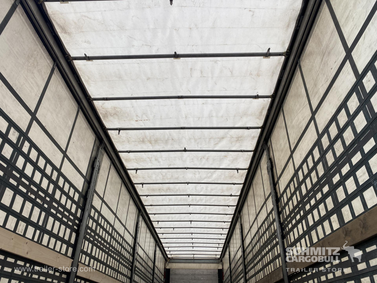 Ponyvás félpótkocsi SCHMITZ Curtainsider Standard: 6 kép.
