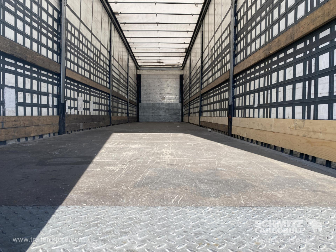 SCHMITZ Curtainsider Standard - Ponyvás félpótkocsi: 5 kép. SCHMITZ Curtainsider Standard - Ponyvás félpótkocsi: 5 kép.