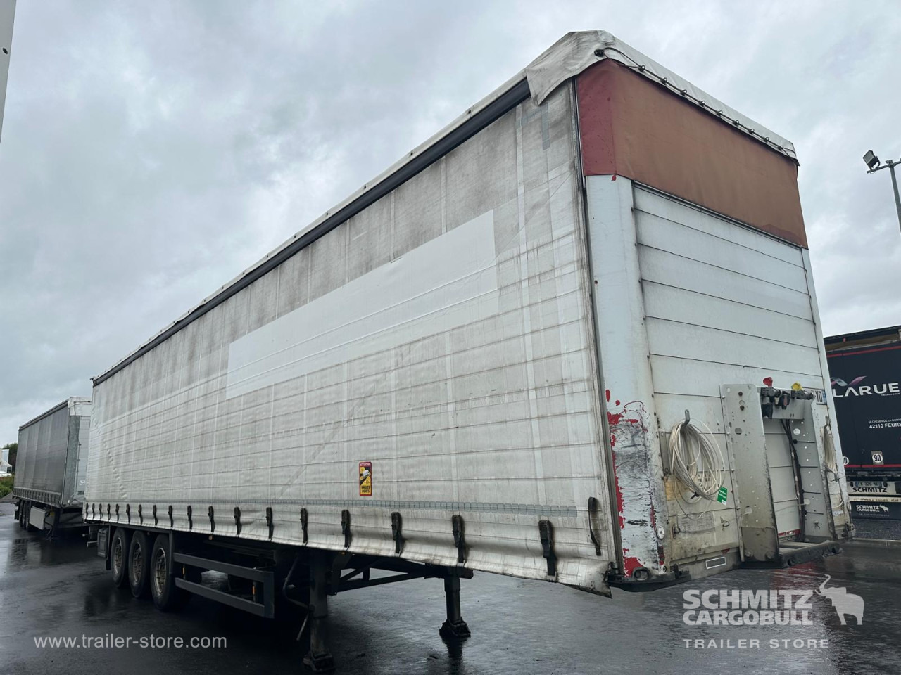 SCHMITZ Curtainsider Standard - Ponyvás félpótkocsi: 1 kép. SCHMITZ Curtainsider Standard - Ponyvás félpótkocsi: 1 kép.