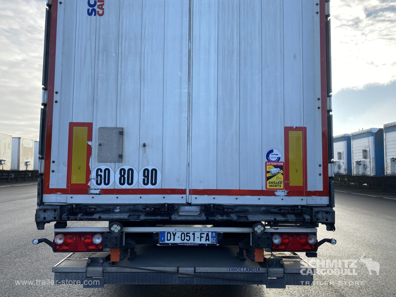 SCHMITZ Curtainsider Standard Taillift - Ponyvás félpótkocsi: 2 kép. SCHMITZ Curtainsider Standard Taillift - Ponyvás félpótkocsi: 2 kép.