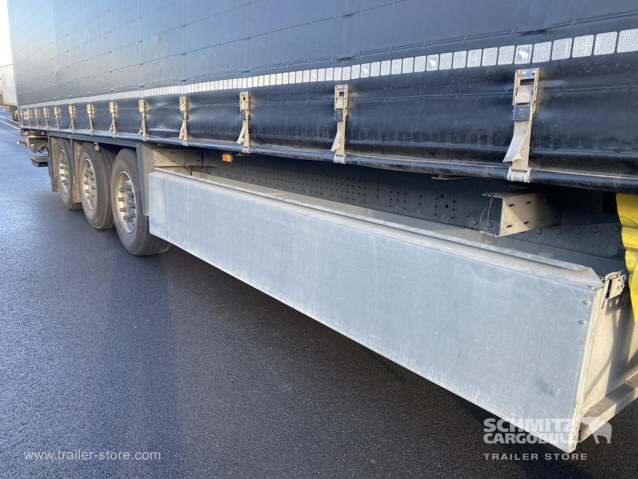 SCHMITZ Curtainsider Standard Taillift - Ponyvás félpótkocsi: 4 kép. SCHMITZ Curtainsider Standard Taillift - Ponyvás félpótkocsi: 4 kép.
