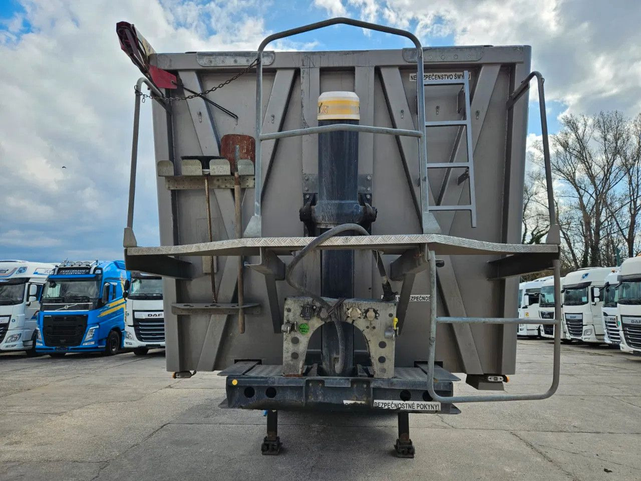 Bodex KIS3B 40m3 - Félpótkocsi billenőplatós: 3 kép. Bodex KIS3B 40m3 - Félpótkocsi billenőplatós: 3 kép.