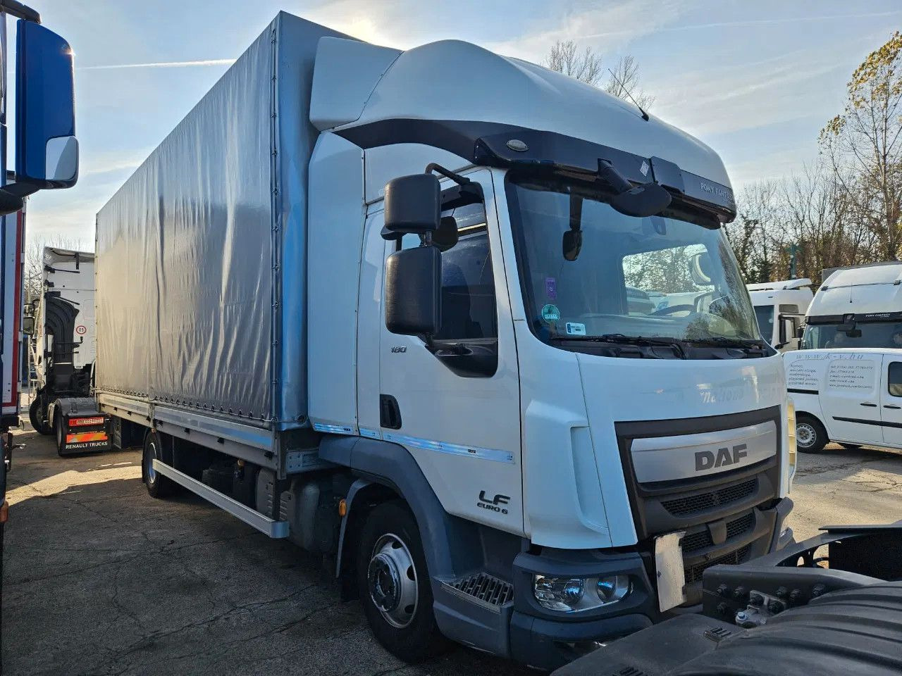 DAF LF 180 7.5 t - Ponyvás teherautó: 2 kép. DAF LF 180 7.5 t - Ponyvás teherautó: 2 kép.