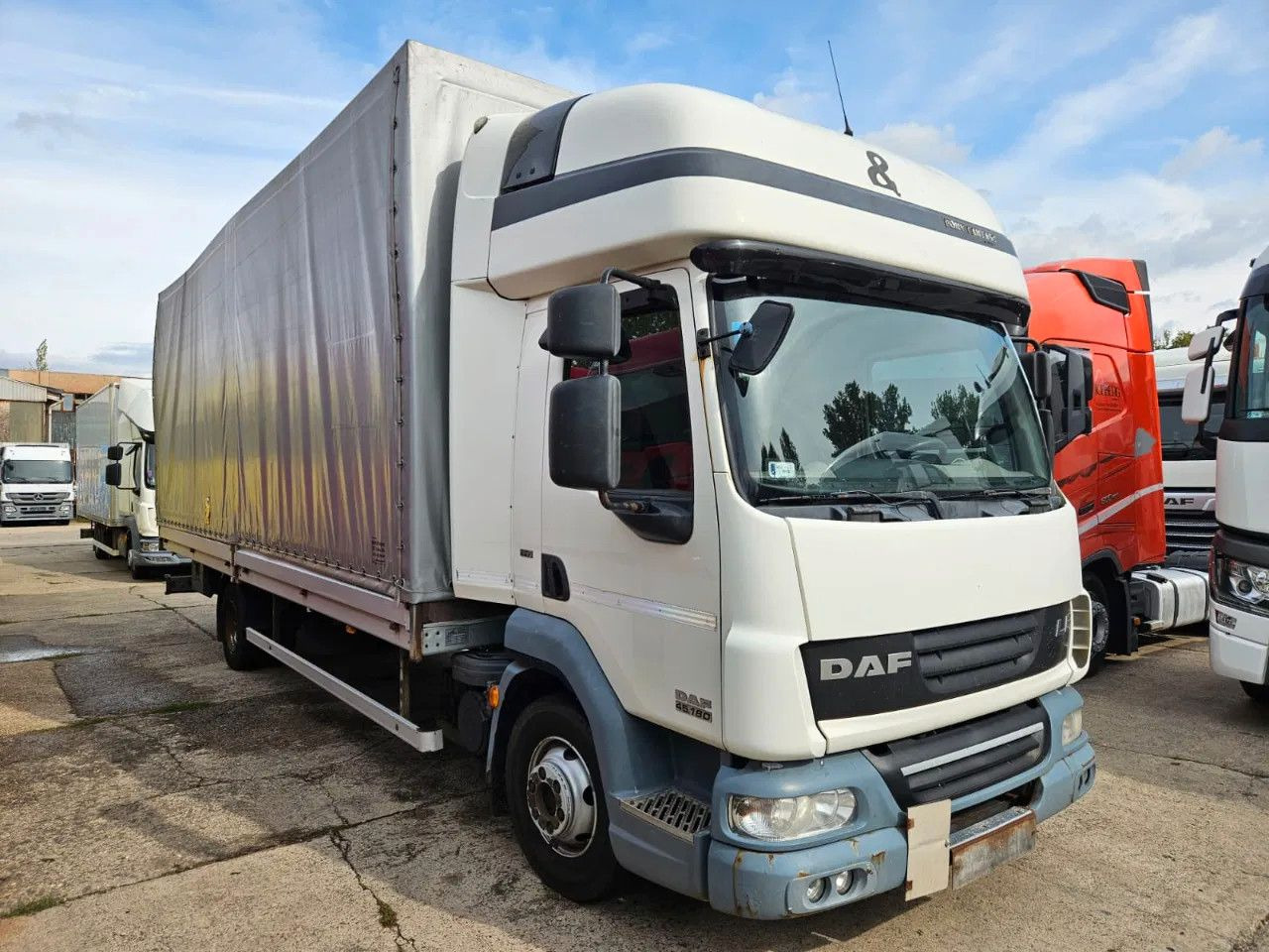 DAF LF 45.180 EEV - More units in stock! - Ponyvás kisteherautó: 3 kép. DAF LF 45.180 EEV - More units in stock! - Ponyvás kisteherautó: 3 kép.