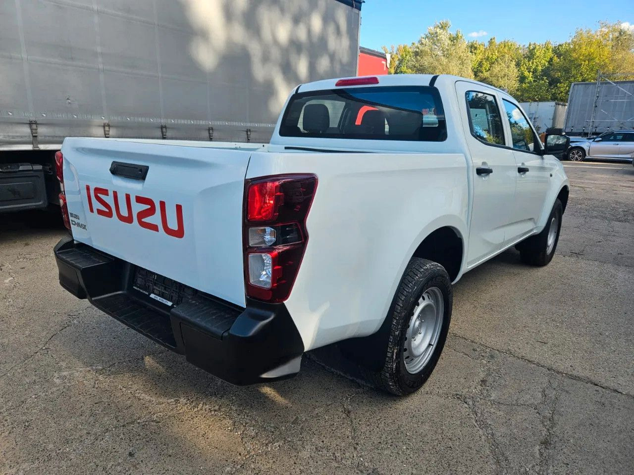 Isuzu D-Max 2H, 4H, 4L - Terepjáró/ SUV: 4 kép. Isuzu D-Max 2H, 4H, 4L - Terepjáró/ SUV: 4 kép.