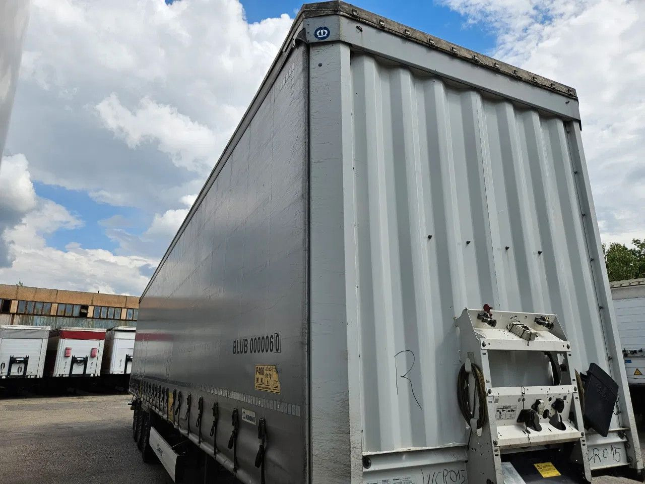 Krone SD XL Code - Ponyvás félpótkocsi: 2 kép. Krone SD XL Code - Ponyvás félpótkocsi: 2 kép.