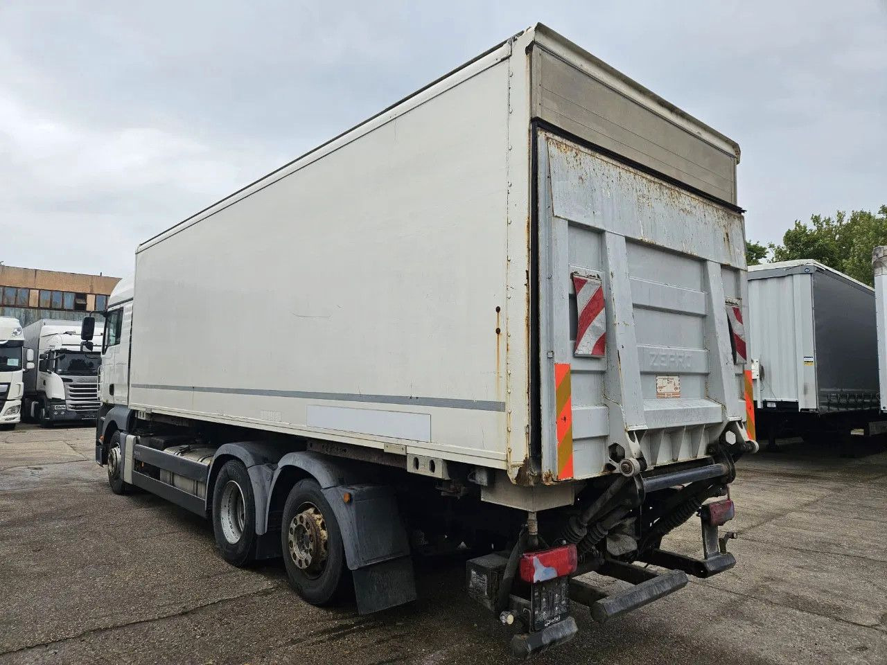MAN TGA 26.400 BDF Tail Lift Euro5, New Smart2 Tacho - Cserefelépítményes teherautó: 4 kép. MAN TGA 26.400 BDF Tail Lift Euro5, New Smart2 Tacho - Cserefelépítményes teherautó: 4 kép.