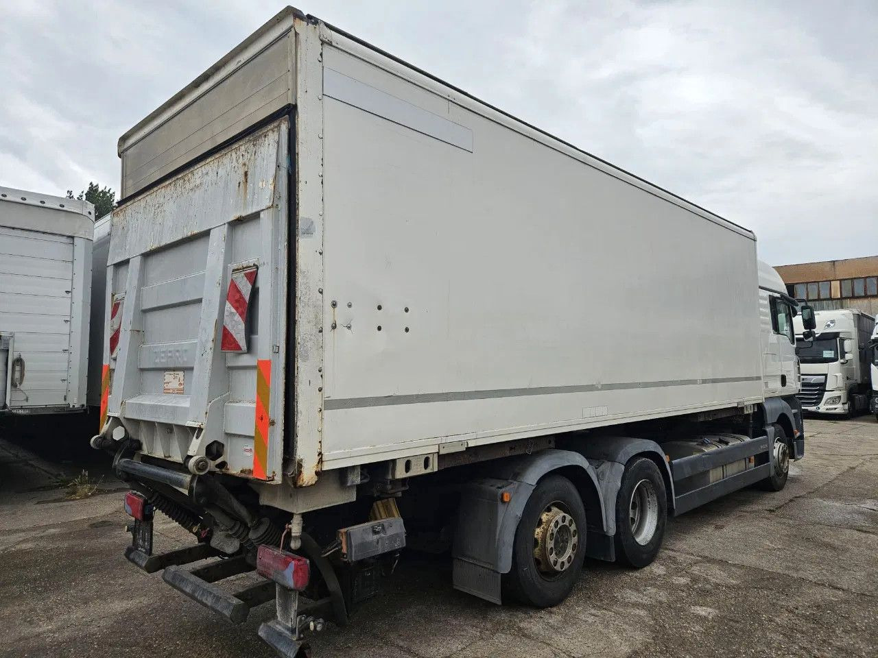 MAN TGA 26.400 BDF Tail Lift Euro5, New Smart2 Tacho - Cserefelépítményes teherautó: 3 kép. MAN TGA 26.400 BDF Tail Lift Euro5, New Smart2 Tacho - Cserefelépítményes teherautó: 3 kép.