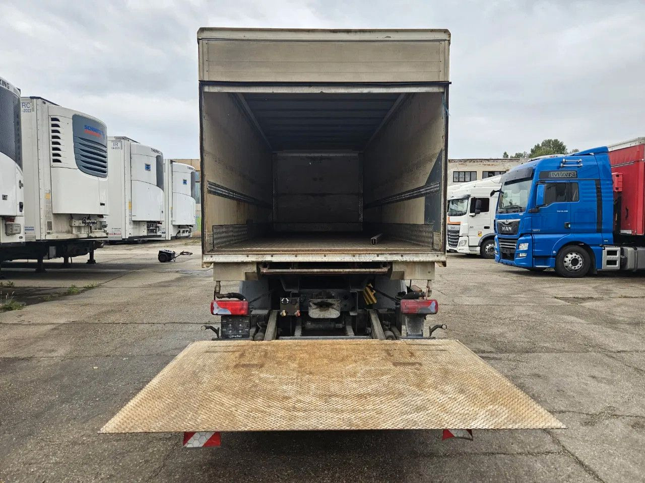 MAN TGA 26.400 BDF Tail Lift Euro5, New Smart2 Tacho - Cserefelépítményes teherautó: 5 kép. MAN TGA 26.400 BDF Tail Lift Euro5, New Smart2 Tacho - Cserefelépítményes teherautó: 5 kép.