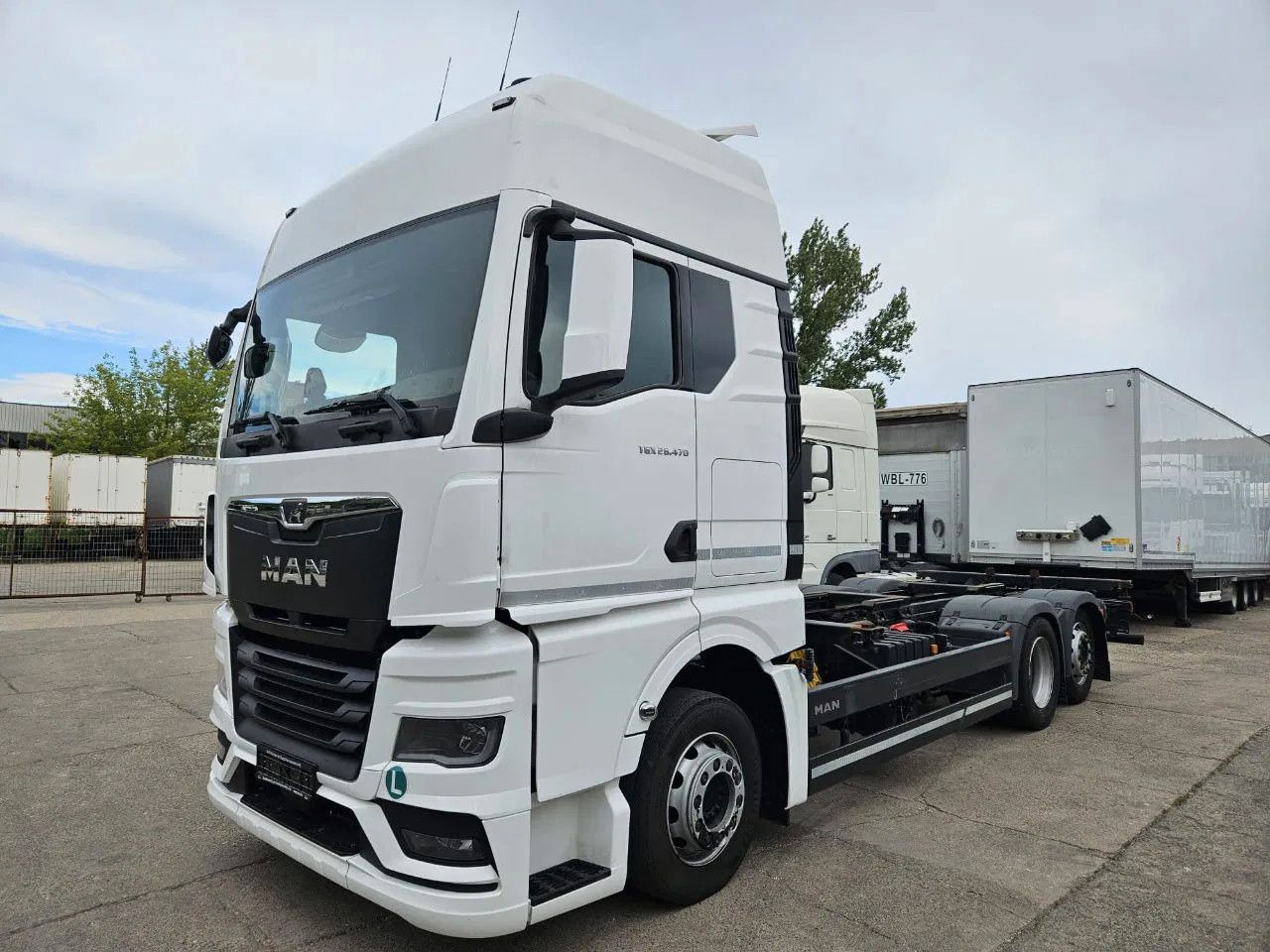 MAN TGX 26.470 XXL BDF 6x2 2 units, NAVI, Lift Axle - Cserefelépítményes teherautó: 1 kép. MAN TGX 26.470 XXL BDF 6x2 2 units, NAVI, Lift Axle - Cserefelépítményes teherautó: 1 kép.
