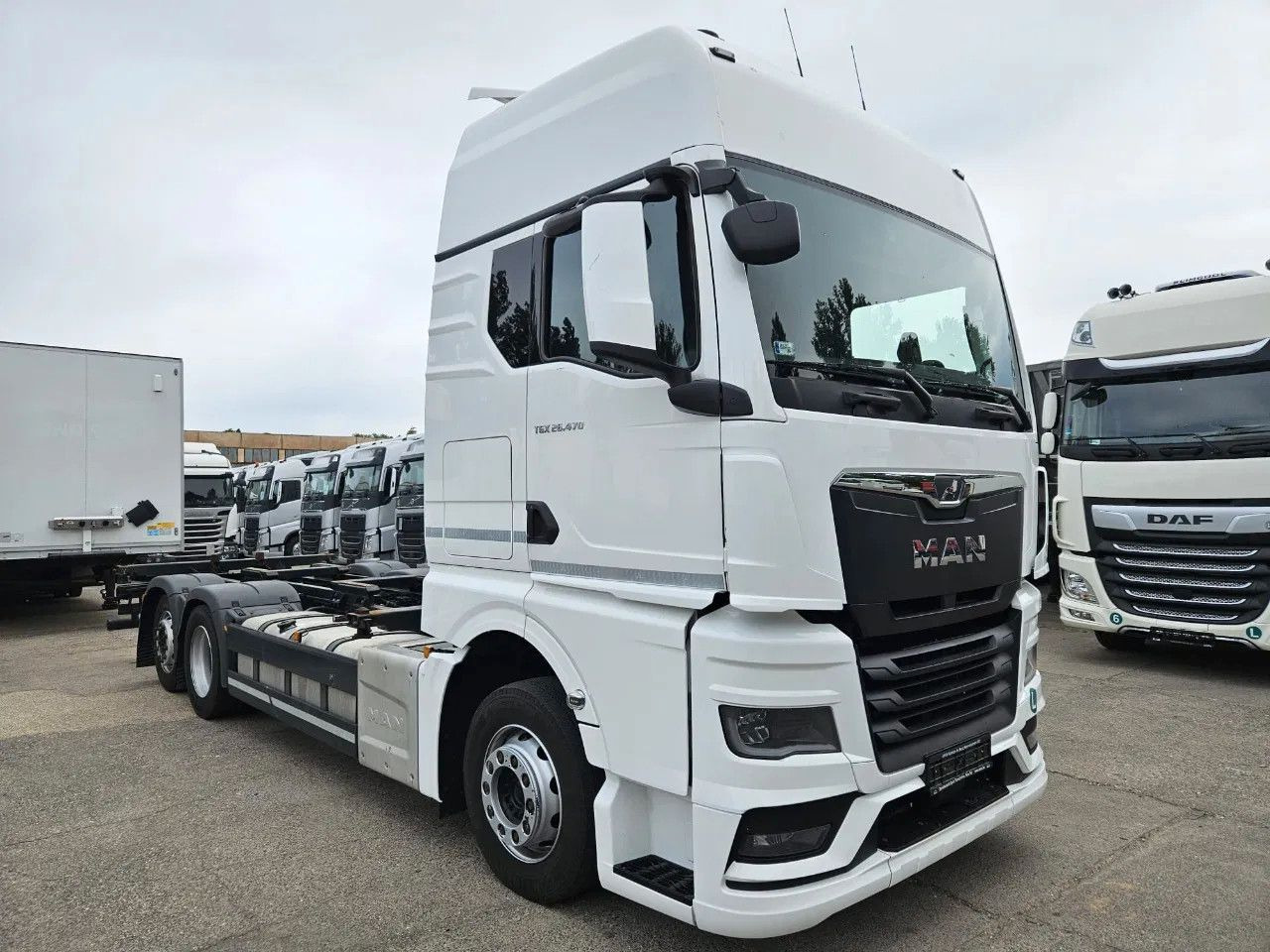 MAN TGX 26.470 XXL BDF 6x2 2 units, NAVI, Lift Axle - Cserefelépítményes teherautó: 2 kép. MAN TGX 26.470 XXL BDF 6x2 2 units, NAVI, Lift Axle - Cserefelépítményes teherautó: 2 kép.