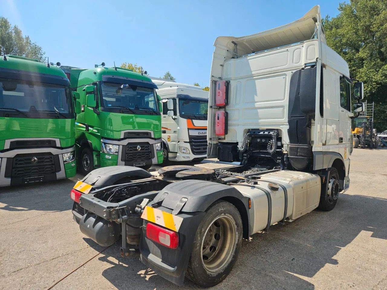 DAF XF 460 Mega Standklima Space Cab - Nyergesvontató: 4 kép. DAF XF 460 Mega Standklima Space Cab - Nyergesvontató: 4 kép.