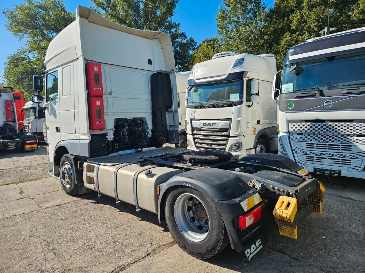 DAF XF 460 SSC Retarder Standklima - Nyergesvontató: 4 kép. DAF XF 460 SSC Retarder Standklima - Nyergesvontató: 4 kép.