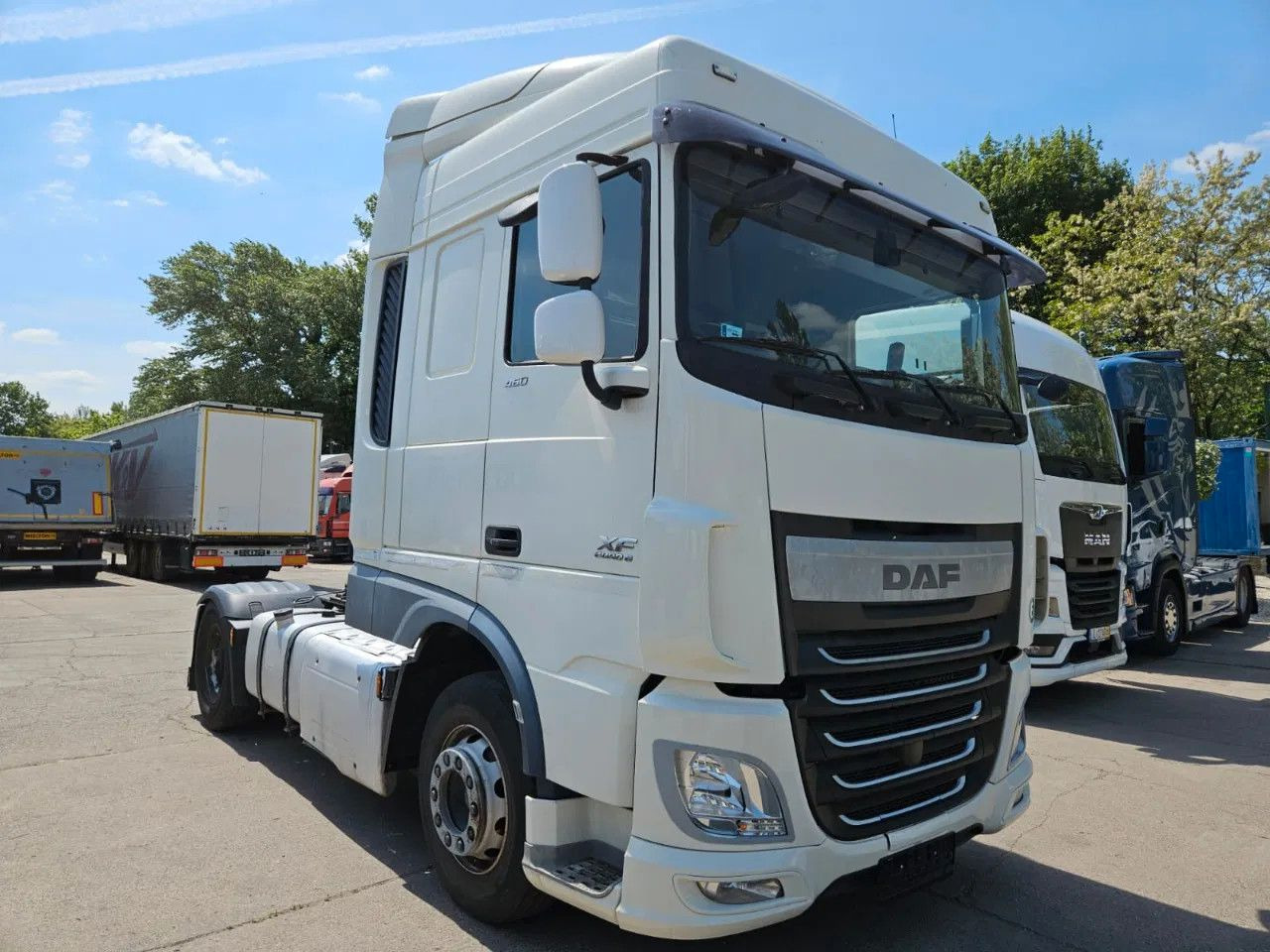 DAF XF 460 Space Cab Standklima 1 units - Nyergesvontató: 2 kép. DAF XF 460 Space Cab Standklima 1 units - Nyergesvontató: 2 kép.
