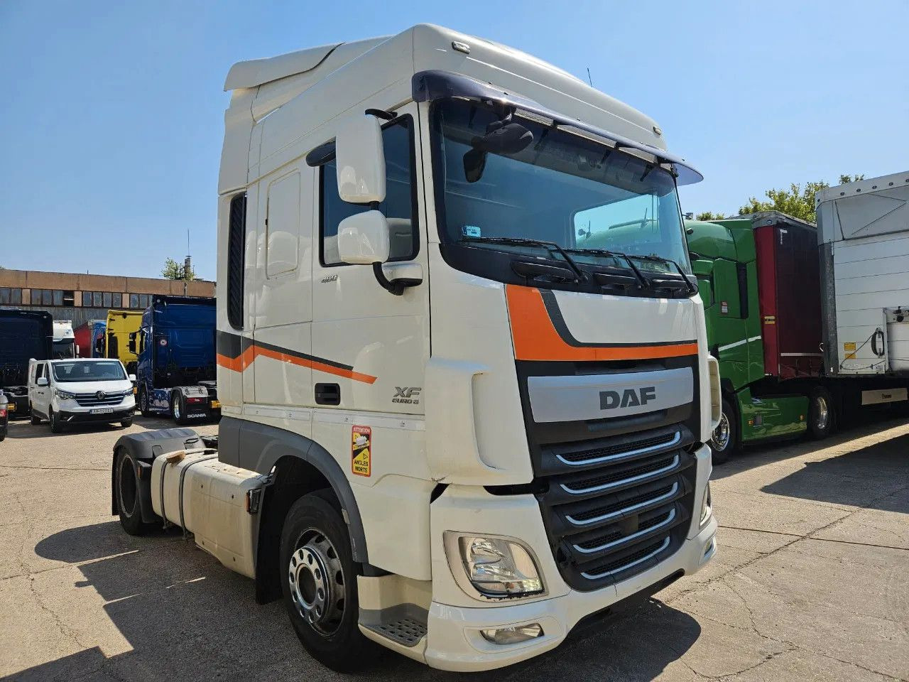 DAF XF 460 Space Cab Standklima 2 units - Nyergesvontató: 2 kép. DAF XF 460 Space Cab Standklima 2 units - Nyergesvontató: 2 kép.