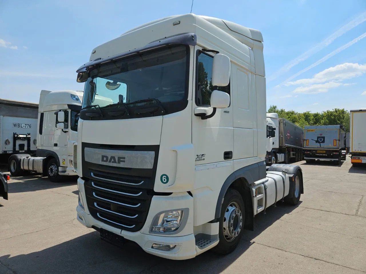 DAF XF 460 Space Cab Standklima 2 units - Nyergesvontató: 1 kép. DAF XF 460 Space Cab Standklima 2 units - Nyergesvontató: 1 kép.