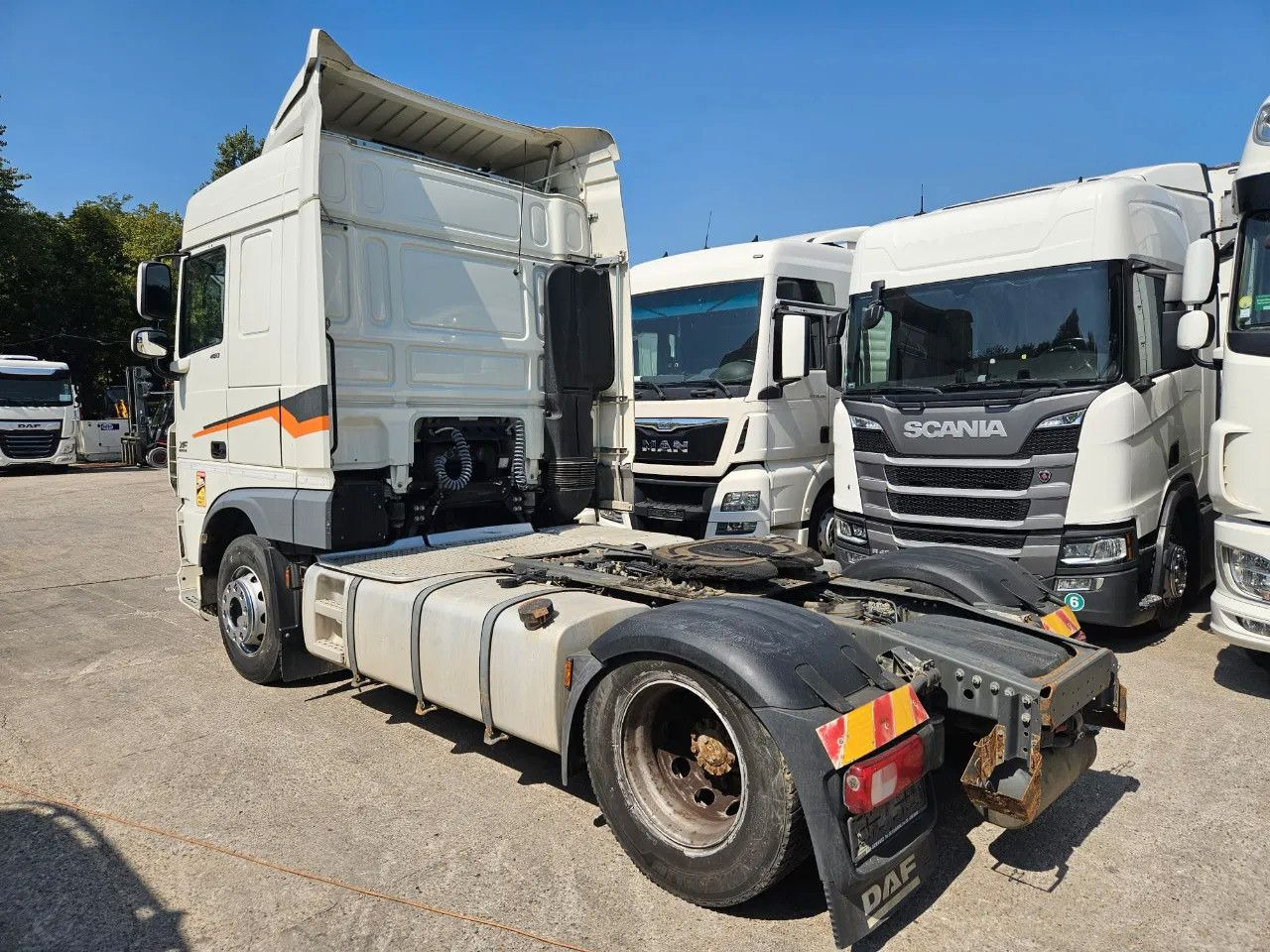 DAF XF 460 Space Cab Standklima 2 units - Nyergesvontató: 3 kép. DAF XF 460 Space Cab Standklima 2 units - Nyergesvontató: 3 kép.