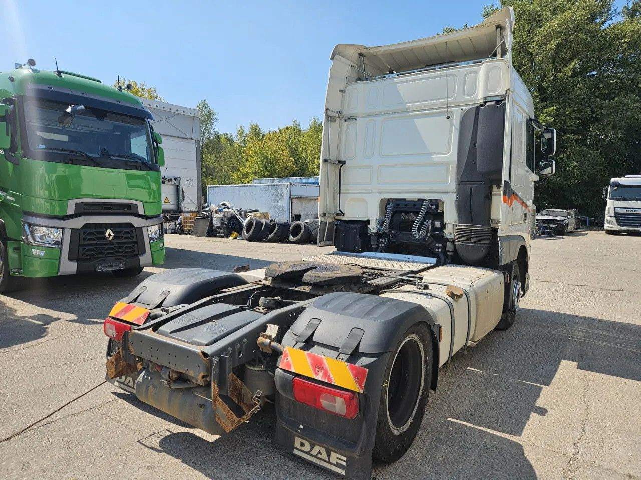 DAF XF 460 Space Cab Standklima 2 units - Nyergesvontató: 4 kép. DAF XF 460 Space Cab Standklima 2 units - Nyergesvontató: 4 kép.