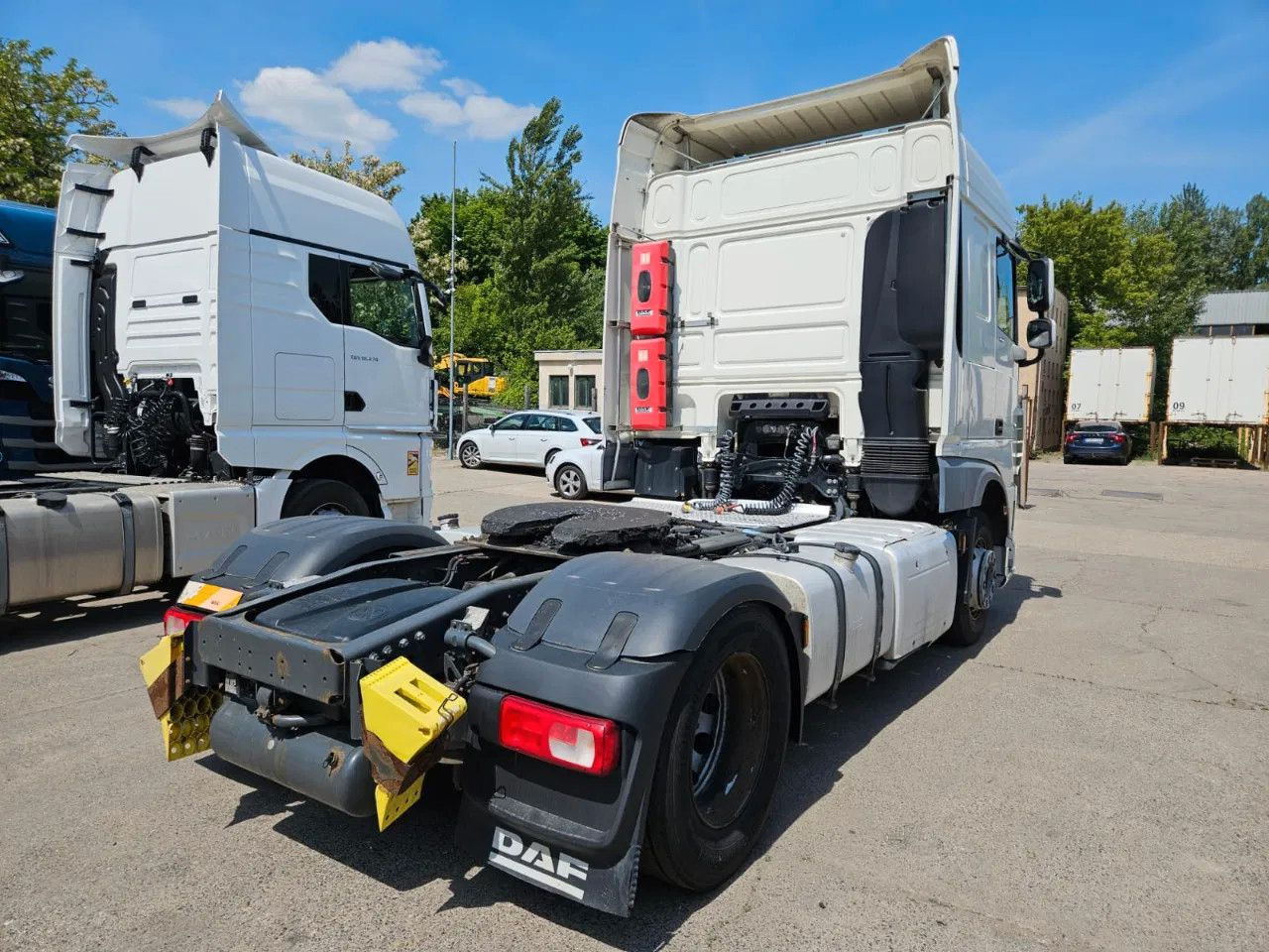 DAF XF 460 Space Cab Standklima 2 units - Nyergesvontató: 4 kép. DAF XF 460 Space Cab Standklima 2 units - Nyergesvontató: 4 kép.