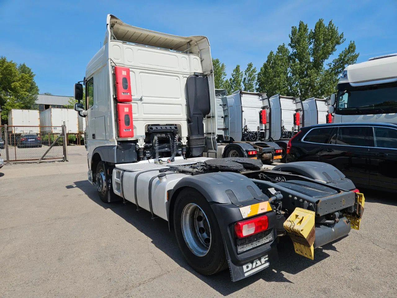 DAF XF 460 Space Cab Standklima 2 units - Nyergesvontató: 3 kép. DAF XF 460 Space Cab Standklima 2 units - Nyergesvontató: 3 kép.