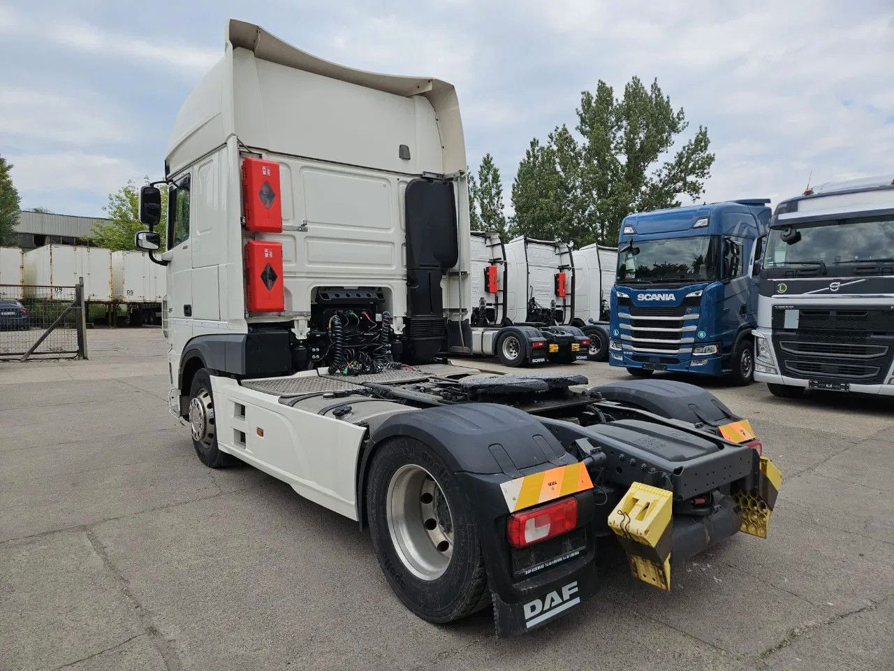 DAF XF 480 SSC Full Spoiler Alloy wheels Standklima - Nyergesvontató: 5 kép. DAF XF 480 SSC Full Spoiler Alloy wheels Standklima - Nyergesvontató: 5 kép.