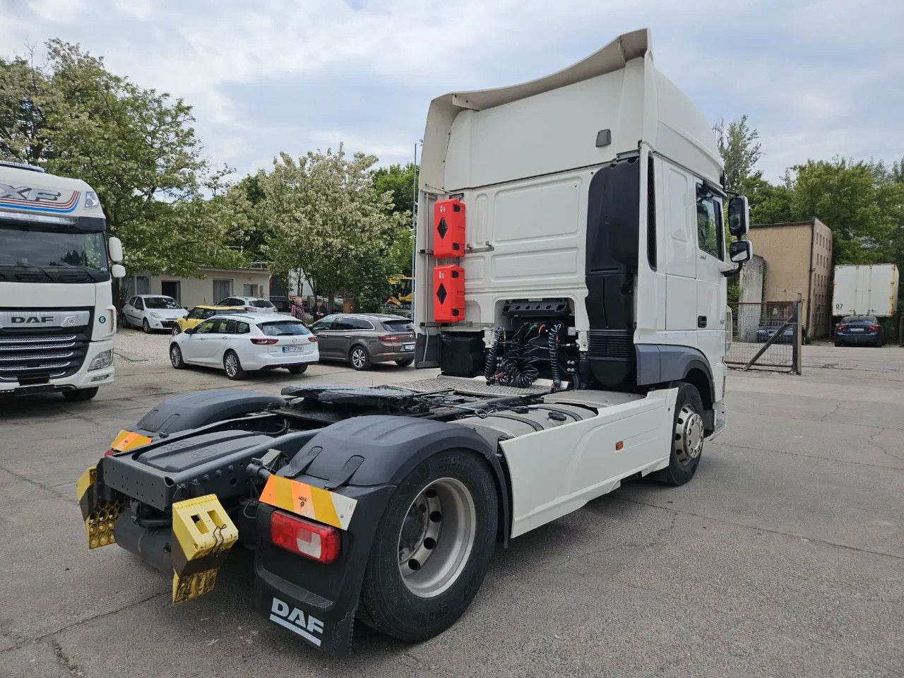 DAF XF 480 SSC Full Spoiler Alloy wheels Standklima - Nyergesvontató: 3 kép. DAF XF 480 SSC Full Spoiler Alloy wheels Standklima - Nyergesvontató: 3 kép.