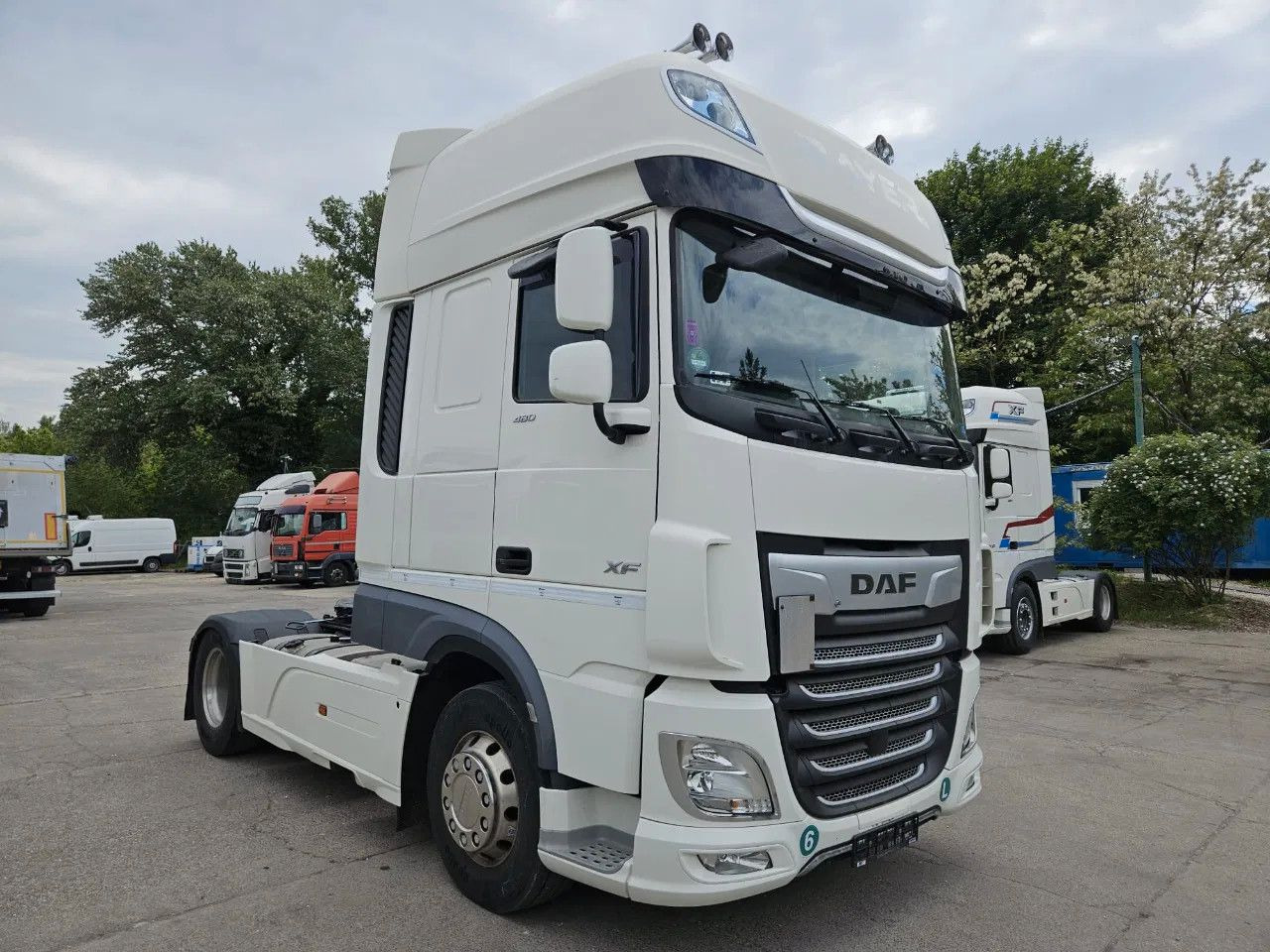 DAF XF 480 SSC Full Spoiler Alloy wheels Standklima - Nyergesvontató: 2 kép. DAF XF 480 SSC Full Spoiler Alloy wheels Standklima - Nyergesvontató: 2 kép.
